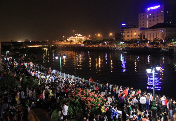 TP.HCM: Màn pháo hoa chào đón năm mới 2014 đẹp lung linh ảnh 3 TP.HCM: Màn pháo hoa chào đón năm mới 2014 đẹp lung linh ảnh 3