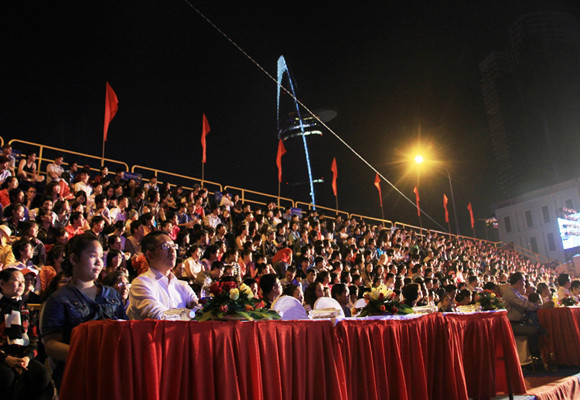 TP.HCM: Màn pháo hoa chào đón năm mới 2014 đẹp lung linh ảnh 5