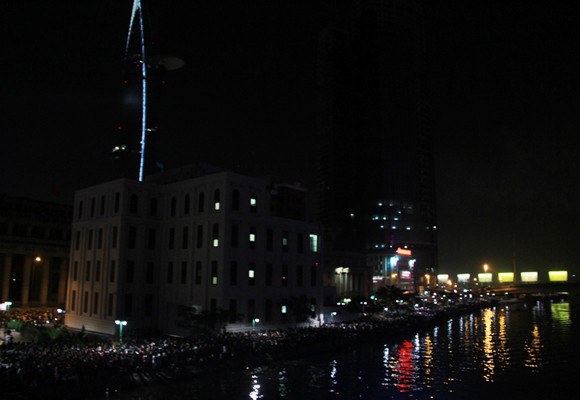 TP.HCM: Màn pháo hoa chào đón năm mới 2014 đẹp lung linh ảnh 9 TP.HCM: Màn pháo hoa chào đón năm mới 2014 đẹp lung linh ảnh 9