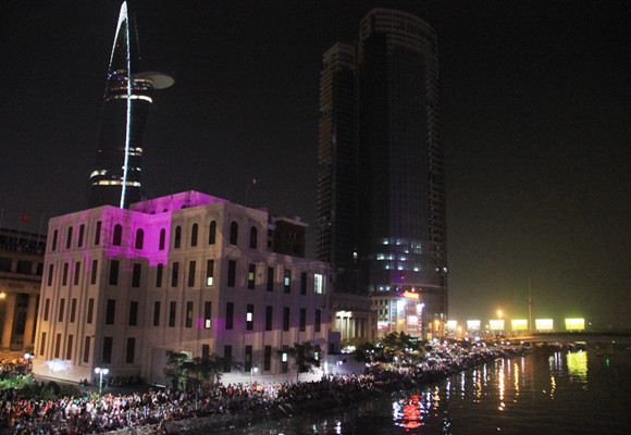 TP.HCM: Màn pháo hoa chào đón năm mới 2014 đẹp lung linh ảnh 14 TP.HCM: Màn pháo hoa chào đón năm mới 2014 đẹp lung linh ảnh 14