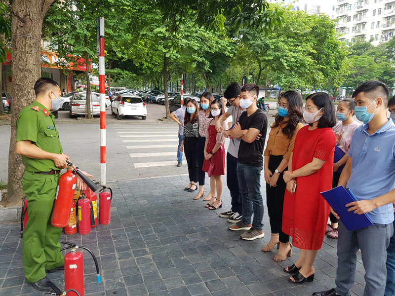 Cán bộ Cảnh sát PCCC và CNCH tuyên truyền, hướng dẫn cán bộ, nhân viên công tác an toàn phòng cháy, chữa cháy và sử dụng thiết bị chữa cháy an toàn, hiệu quả Cán bộ Cảnh sát PCCC và CNCH tuyên truyền, hướng dẫn cán bộ, nhân viên công tác an toàn phòng cháy, chữa cháy và sử dụng thiết bị chữa cháy an toàn, hiệu quả