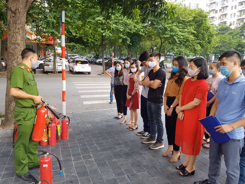 Cán bộ Cảnh sát PCCC và CNCH tuyên truyền, hướng dẫn cán bộ, nhân viên công tác an toàn phòng cháy, chữa cháy và sử dụng thiết bị chữa cháy an toàn, hiệu quả
