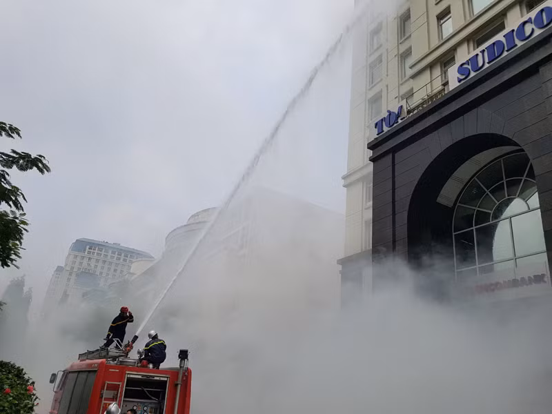 Nhằm kiểm tra phương tiện, sự phối hợp chặt chẽ trong công tác PCCC lực lượng Cảnh sát PCCC và CNCH - CAQ Nam Từ Liêm đã thực tập phương án chữa cháy, cứu nạn, cứu hộ để đánh giá công tác sẵn sàng chiến đấu