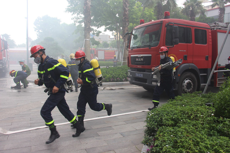 Lực lượng tìm kiếm cứu nạn tiếp cận khu vực cháy cứu nạn, cứu hộ Lực lượng tìm kiếm cứu nạn tiếp cận khu vực cháy cứu nạn, cứu hộ