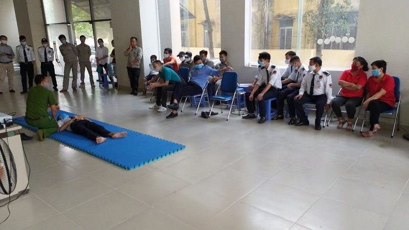 Đội Cảnh sát PCCC và CNCH - CAQ Nam Từ Liêm hướng dẫn kỹ năng cứu nạn, thoát nạn cho lực lượng chữa cháy cơ sở