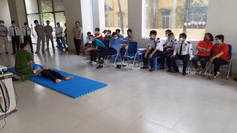 Đội Cảnh sát PCCC và CNCH - CAQ Nam Từ Liêm hướng dẫn kỹ năng cứu nạn, thoát nạn cho lực lượng chữa cháy cơ sở Đội Cảnh sát PCCC và CNCH - CAQ Nam Từ Liêm hướng dẫn kỹ năng cứu nạn, thoát nạn cho lực lượng chữa cháy cơ sở