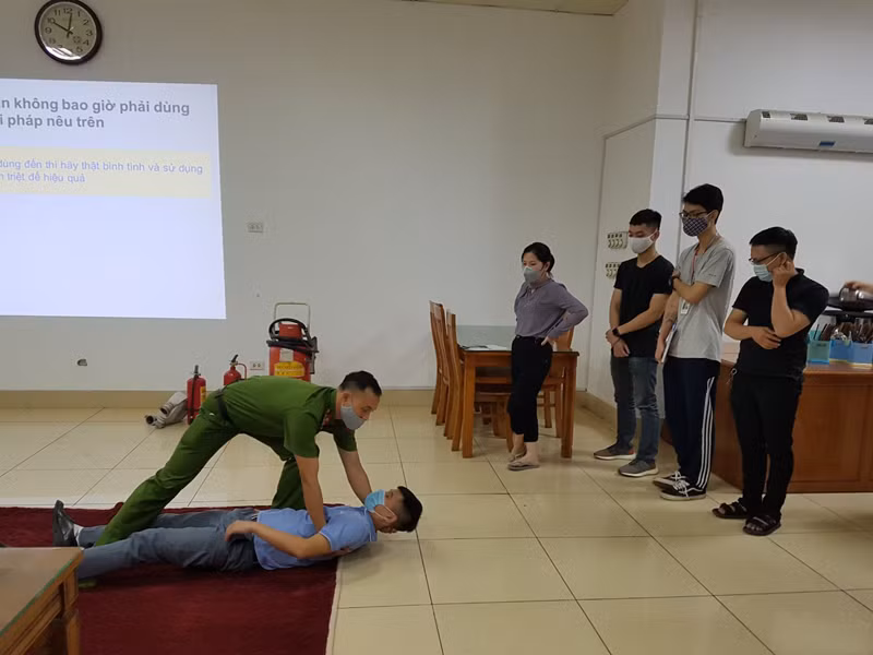 Cán bộ Cảnh sát PCCC hướng dẫn cách cứu nạn người bị mắc kẹt trong đám cháy an toàn, hiệu quả