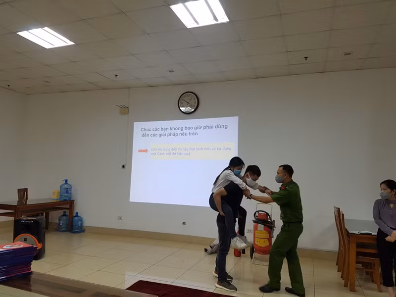 Lực lượng Cảnh sát PCCC và CNCH hướng dẫn học viên tự cứu người mắc kẹt trong đám cháy. Kỹ năng này đòi hỏi người thực hiện phải bình tĩnh khi gặp sự cố cháy, nổ