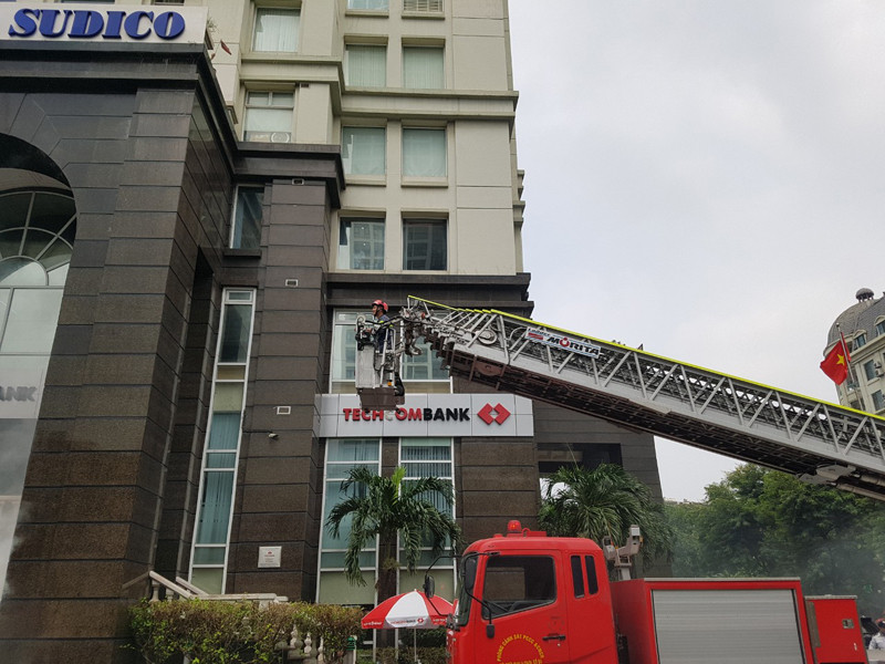 Lực lượng chữa cháy chuyên nghiệp dùng xe thang cứu nạn, cứu hộ nạn nhân mắc kẹt từ trên cao Lực lượng chữa cháy chuyên nghiệp dùng xe thang cứu nạn, cứu hộ nạn nhân mắc kẹt từ trên cao