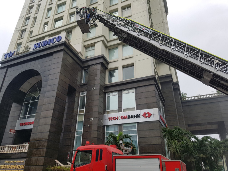 Lực lượng Cảnh sát PCCC và CNCH- CAQ Nam Từ Liêm sử dụng xe thang cứu người mắc kẹt trên cao tại buổi diễn tập phương án PCCC và CNCH tại tòa nhà Sudico Lực lượng Cảnh sát PCCC và CNCH- CAQ Nam Từ Liêm sử dụng xe thang cứu người mắc kẹt trên cao tại buổi diễn tập phương án PCCC và CNCH tại tòa nhà Sudico