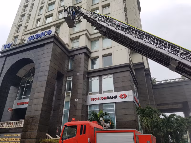 Lực lượng Cảnh sát PCCC và CNCH- CAQ Nam Từ Liêm sử dụng xe thang cứu người mắc kẹt trên cao tại buổi diễn tập phương án PCCC và CNCH tại tòa nhà Sudico
