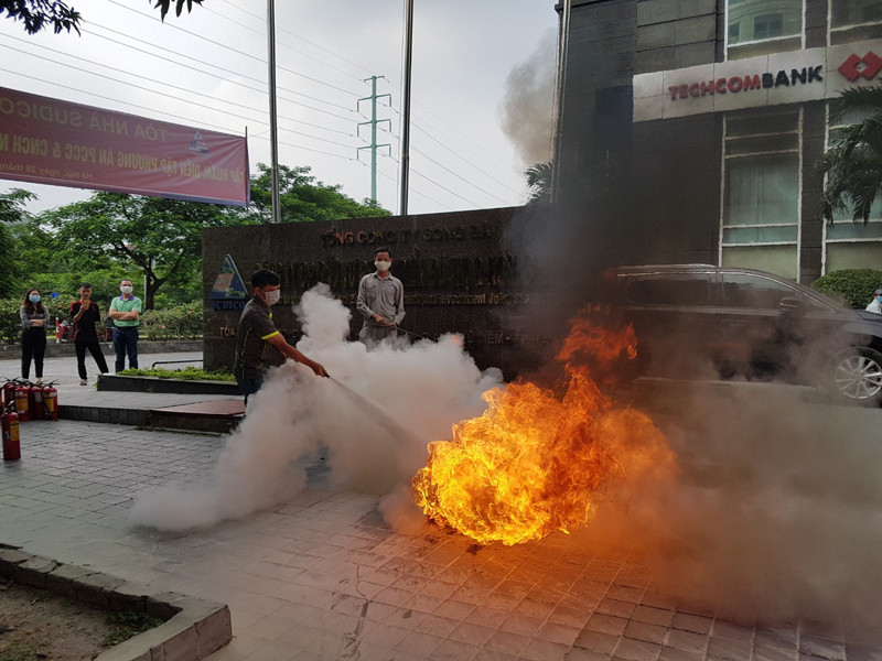 Lực lượng Cảnh sát PCCC và CNCH- CAQ Nam Từ Liêm hướng dẫn cán bộ, nhân viên biện pháp chữa cháy an toàn, hiệu quả bằng thiết bị trang bị tại chỗ Lực lượng Cảnh sát PCCC và CNCH- CAQ Nam Từ Liêm hướng dẫn cán bộ, nhân viên biện pháp chữa cháy an toàn, hiệu quả bằng thiết bị trang bị tại chỗ