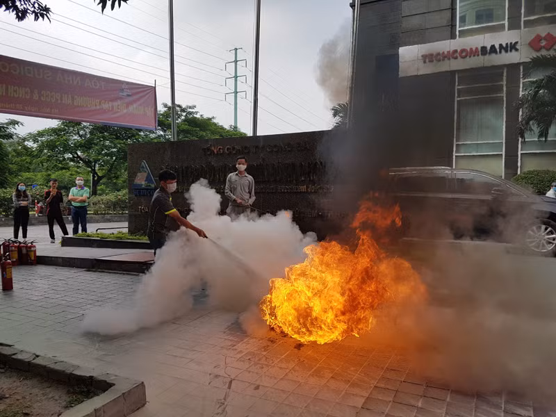 Lực lượng Cảnh sát PCCC và CNCH- CAQ Nam Từ Liêm hướng dẫn cán bộ, nhân viên biện pháp chữa cháy an toàn, hiệu quả bằng thiết bị trang bị tại chỗ