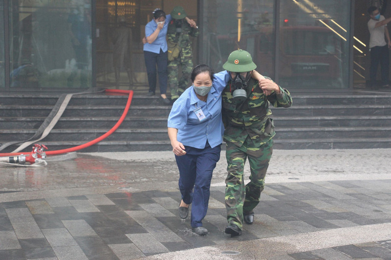 Lực lượng cứu hộ, cứu nạn đưa người mắc kẹt trong đám cháy đến nơi an toàn Lực lượng cứu hộ, cứu nạn đưa người mắc kẹt trong đám cháy đến nơi an toàn