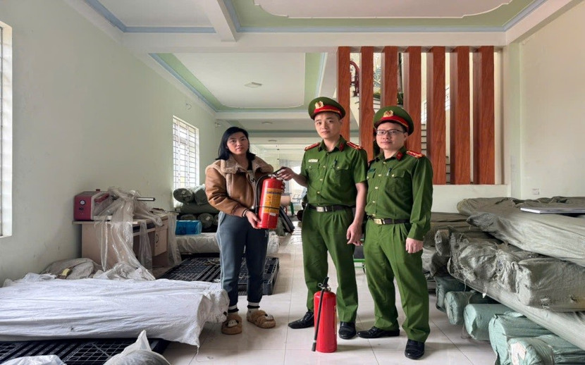 Tổ công tác hướng dẫn cách sử dụng bình chữa cháy tại hộ kinh doanh ở xã Phú Yên