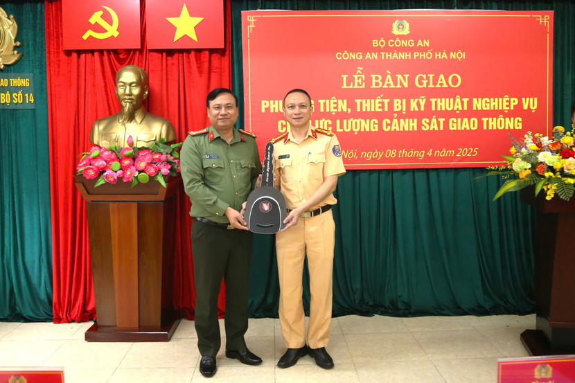 Đại tá Nguyễn Tiến Đạt - Phó Giám đốc bàn giao tượng trưng chìa khóa phương tiện cho Thượng tá Nguyễn Chí Công - Phó trưởng Phòng CSGT