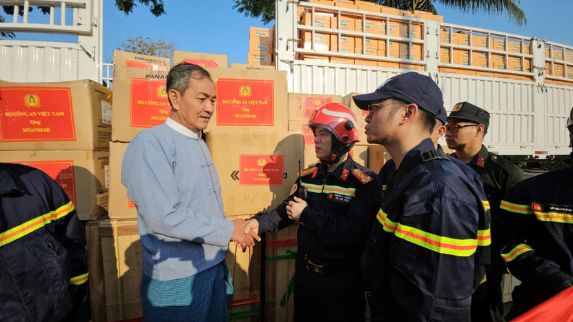 Đoàn công tác tìm kiếm cứu nạn Bộ Công an Việt Nam trao tặng gần 3 tấn trang thiết bị thuốc men cho người dân bị thiệt hại nặng nề do động đất tại Myanmar