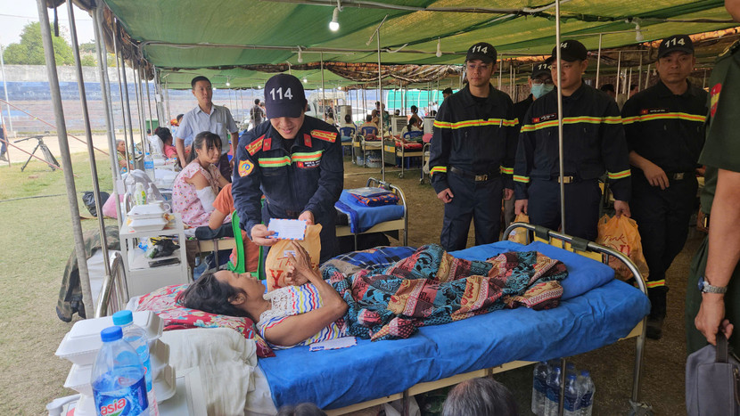 Đoàn công tác tìm kiếm cứu nạn Bộ Công an Việt Nam trao quà cho người dân tại nơi xảy ra động đất ở Myanmar