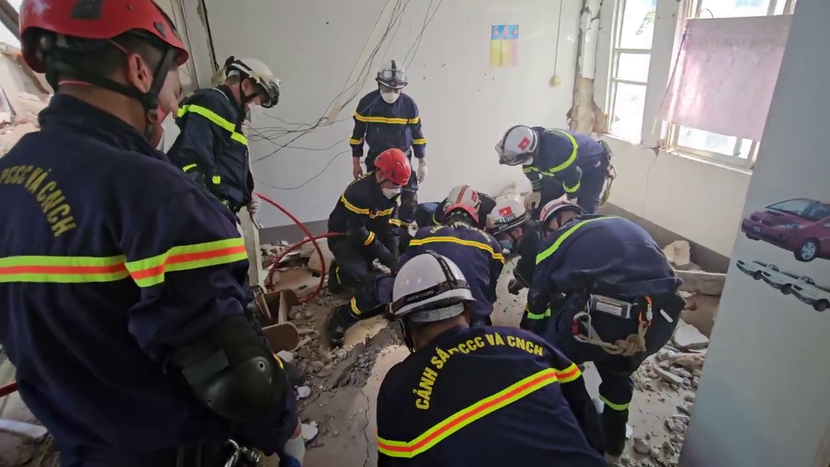 Lực lượng cứu nạn, cứu hộ Bộ Công an Việt Nam đang chạy đua với thời gian để thực hiện công tác tìm kiếm, cứu nạn (Ảnh Lê Hoàng)