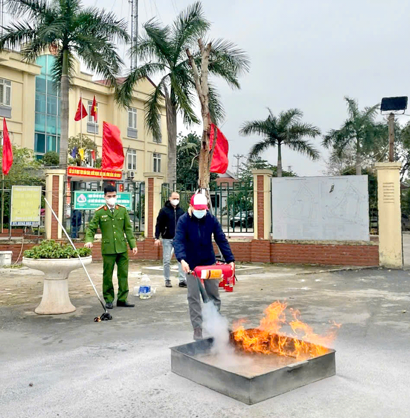 Các học viên thực hành sử dụng bình chữa cháy dập lửa