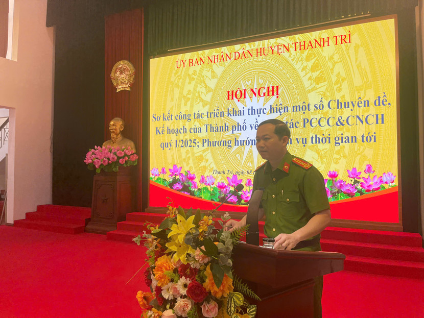 Thượng tá Nguyễn Quang Huấn, Phó Trưởng phòng Cảnh sát PCCC và CNCH - CATP Hà Nội phát biểu tại hội nghị