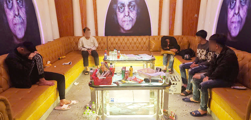 Tổ công tác phát hiện tại phòng hát ở tầng 5 của cơ sở có 5 nam giới trong phòng bật nhạc có âm lượng lớn và có biểu hiện sử dụng trái phép chất ma tuý