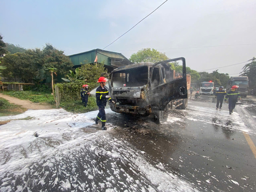 Đám cháy khiến xe ô tô hư hỏng toàn bộ phần đầu Đám cháy khiến xe ô tô hư hỏng toàn bộ phần đầu