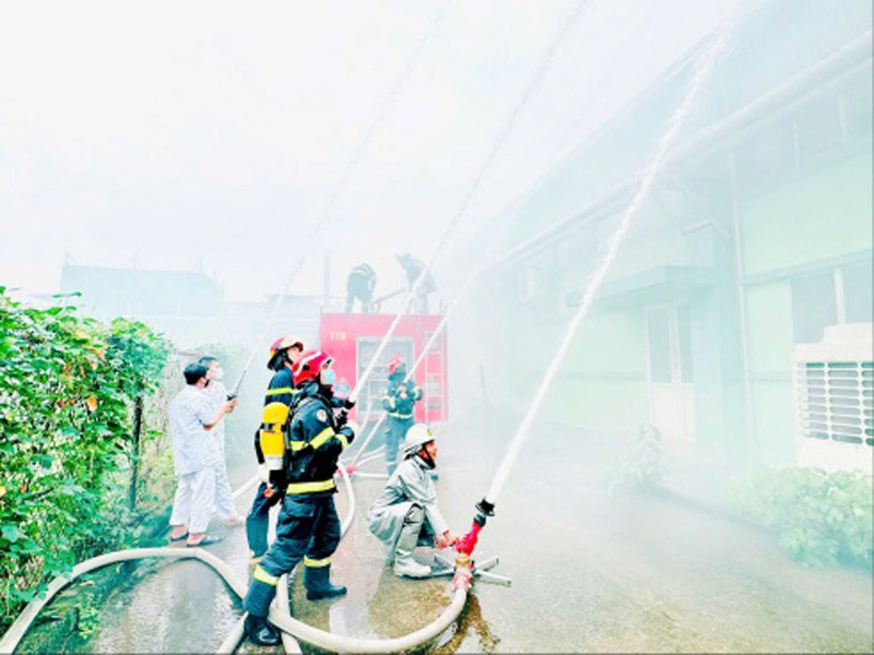 Cảnh sát PCCC và CNCH - CATP Hà Nội thực tập phương án chữa cháy, cứu nạn