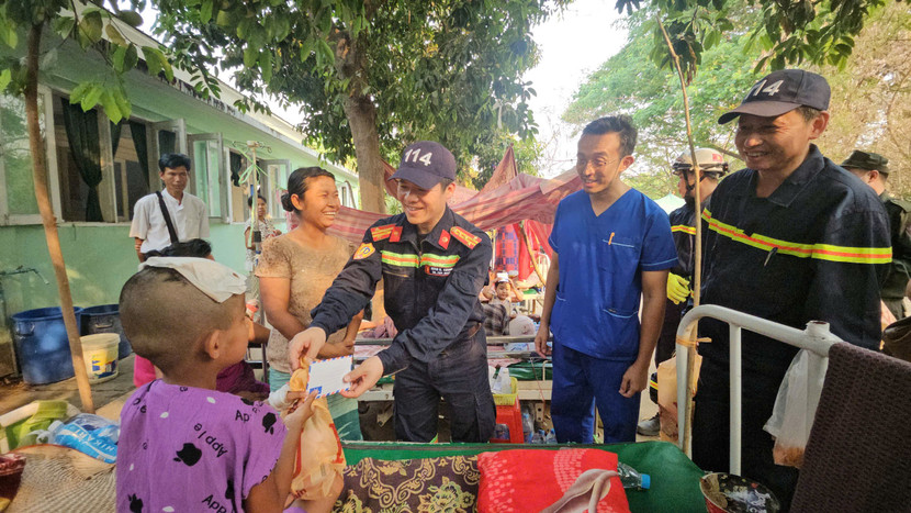 Đoàn Bộ Công an Việt Nam chia sẻ thực phẩm với người dân