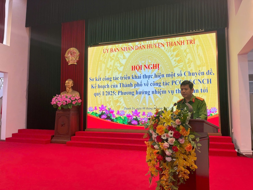 Trung tá Trần Khắc Tuân - Phó Đội trưởng Đội Tham mưu - Phòng Cảnh sát PCCC và CNCH - CATP Hà Nội báo cáo tại hội nghị