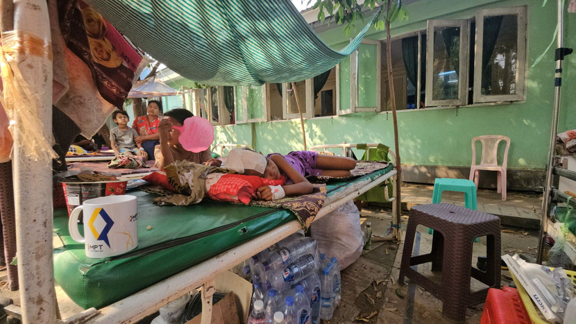 Bệnh viện dã chiến được lực lượng cứu nạn triển khai