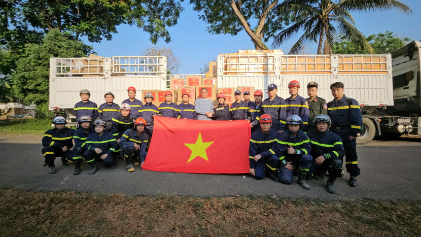 Đoàn công tác tìm kiếm cứu nạn Bộ Công an Việt Nam trao tặng thuốc men, trang thiết bị y tế cho người dân Myanmar