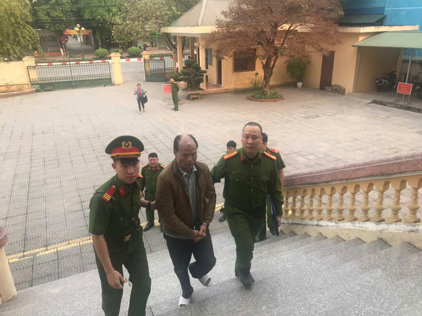 Cơ quan Công an dẫn giải bị cáo Bùi Xuân Hợi đến phiên tòa