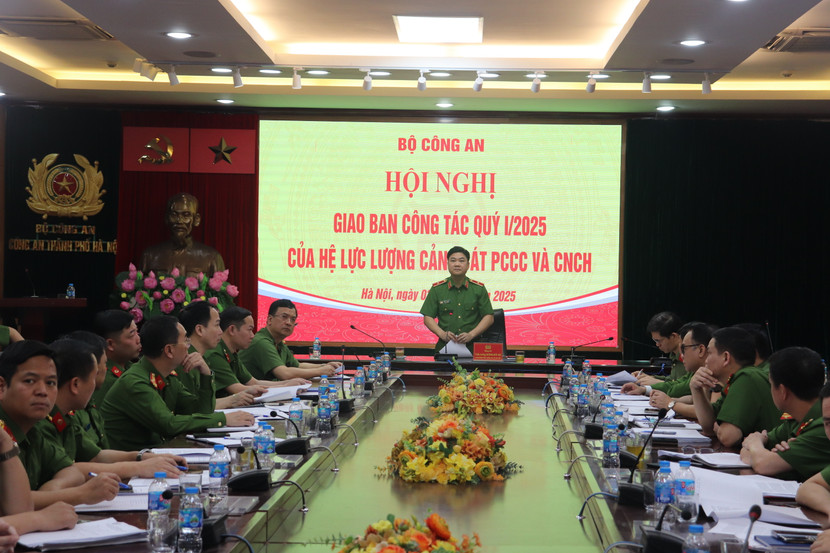 Thiếu tướng Dương Đức Hải, Phó Giám đốc Công an thành phố Hà Nội phát biểu tham luận tại Hội nghị giao ban công tác Quý I/2025 của hệ lực lượng Cảnh sát phòng cháy, chữa cháy và cứu nạn, cứu hộ