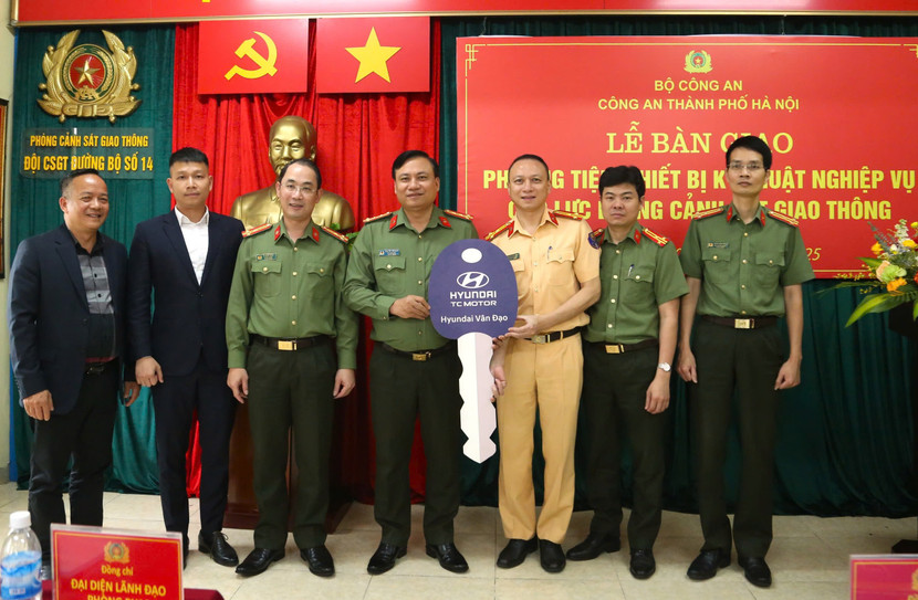 Đại tá Nguyễn Tiến Đạt, Phó Giám đốc CATP cùng đại diện chỉ huy Phòng chức năng thuộc Công an thành phố và đại diện bên phân phối phương tiện, thiết bị