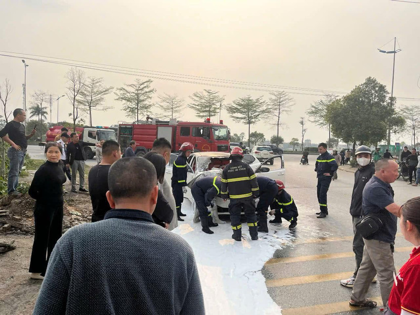 Cảnh sát PCCC&amp;CNCH xử lý nhanh xe cháy khi đang lưu thông trên đường