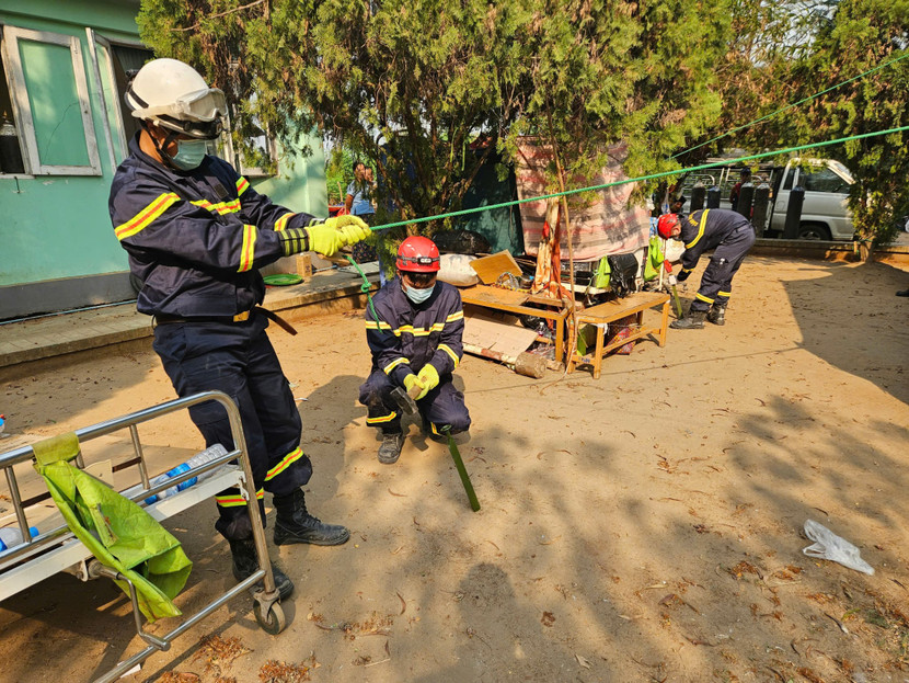 Đoàn CNCH Công an Việt Nam dựng bệnh viện dã chiến sơ cấp cứu, chăm sóc sức khỏe nạn nhân