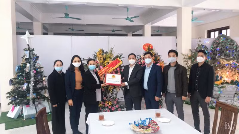 Đại diện lãnh đạo Phòng An ninh Đối nội - CATP Hà Nội tặng quà bà con giáo dân nghèo vùng cao tại giáo phận Hưng Hóa