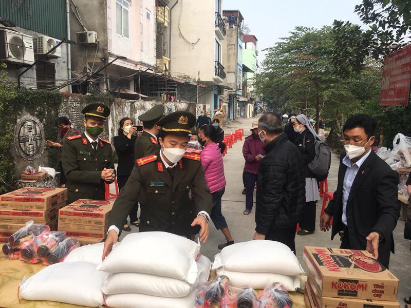 Với 100 suất quà gồm tiền, mì, gạo và thực thẩm thiết yếu và 300.000 đồng, đã được đoàn công tác trao tận tay người dân