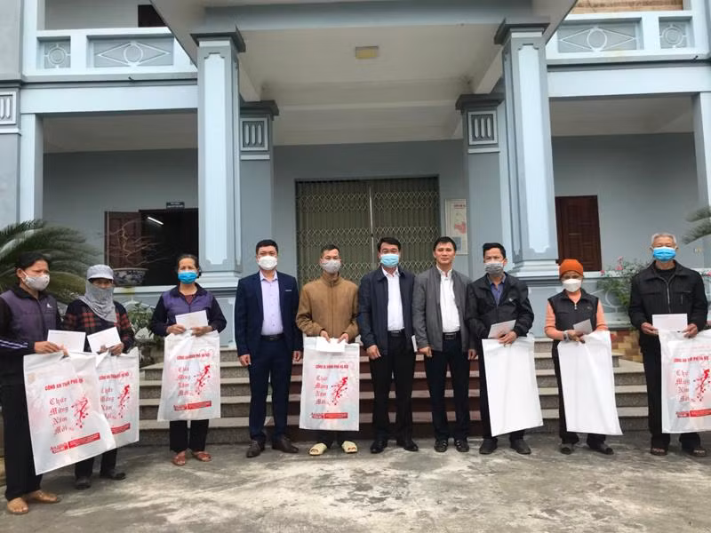 CATP Hà Nội tặng quà giáo dân nghèo giáo xứ Yên Kiện