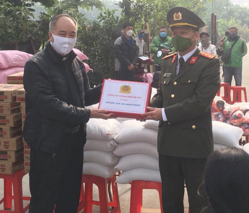 Đại tá Ngô Chí Dược, Trưởng Phòng An ninh đối nội, CATP Hà Nội trao tặng 100 suất quà hỗ trợ bà con khó khăn ở làng chài trên sông Hồng