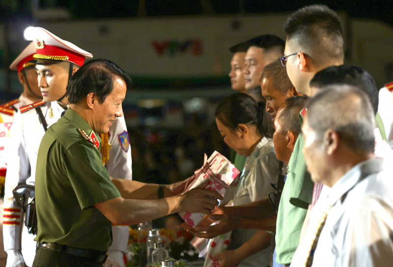 Bộ trưởng Lương Tam Quang trao quà tặng các gia đình chính sách trong CAND