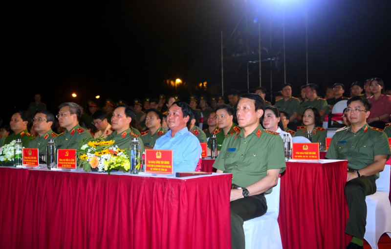 Bộ trưởng Lương Tam Quang cùng các đại biểu dự chương trình