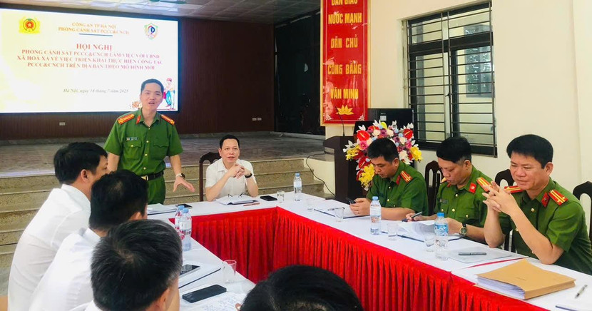 Thượng tá Ngô Văn Anh - Phó trưởng Phòng Cảnh sát PCCC và CNCH trao đổi về vai trò trách nhiệm của UBND cấp xã và việc thực hiện quản lý Nhà nước về PCCC và CNCH theo phân công, phân cấp của UBND cấp xã