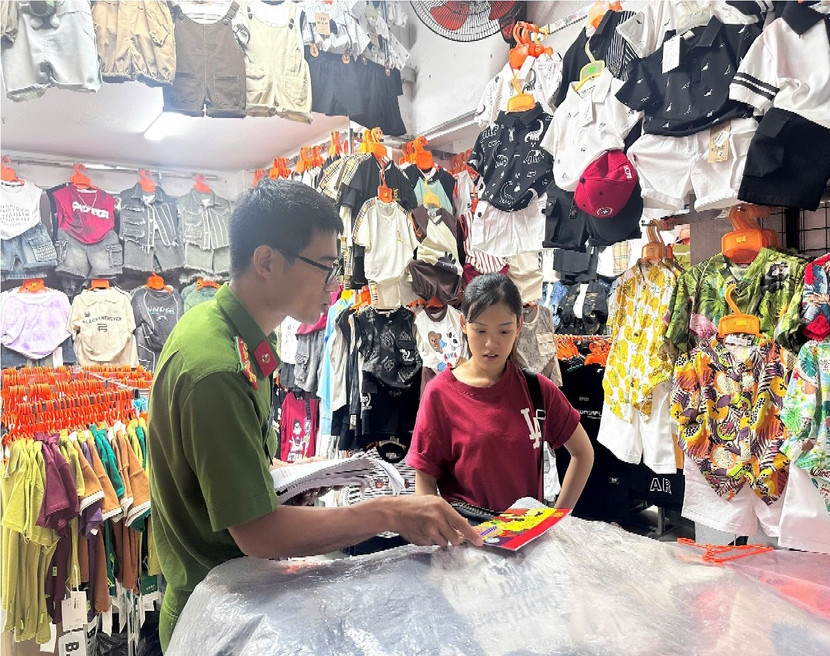 CBCS Đội CC&amp;CNCH khu vực số 3 tuyên truyền, hướng dẫn, phát tờ rơi cho Ban quản lý chợ và các tiểu thương kinh doanh tại chợ