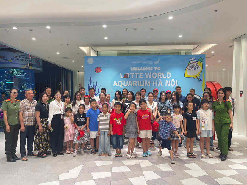 Công an phường Tây Hồ hỗ trợ đoàn thân nhân liệt sỹ, thương binh Công an nhân dân trong chương trình tham quan, nghỉ dưỡng năm 2025