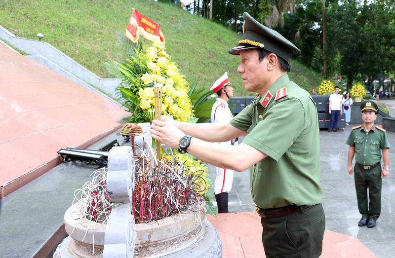 Bộ trưởng Lương Tam Quang dâng hương, dâng hoa tưởng niệm các Anh hùng Liệt sĩ
