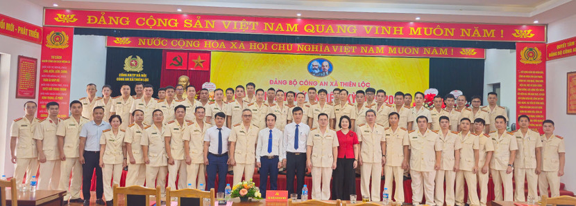 Các đại biểu chụp ảnh lưu niệm cùng Đảng bộ Công an xã Thiên Lộc