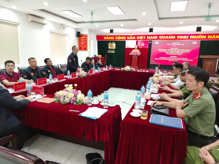 Ông Sahakarn Pertchnarin bày tỏ vui mừng được đại diện Trại tạm giam số 2, CATP Hà Nội chia sẻ những kinh nghiệm trong công tác quản lý giam giữ và cải tạo phạm nhân... Ông Sahakarn Pertchnarin bày tỏ vui mừng được đại diện Trại tạm giam số 2, CATP Hà Nội chia sẻ những kinh nghiệm trong công tác quản lý giam giữ và cải tạo phạm nhân...