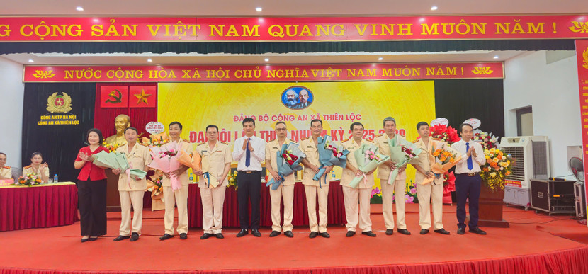 Đồng chí Nguyễn Hữu Dũng - Phó Bí thư, Chủ tịch UBND xã và các đồng chí lãnh đạo tặng hoa chúc mừng Đại hội Đảng bộ Công an xã Thiên Lộc